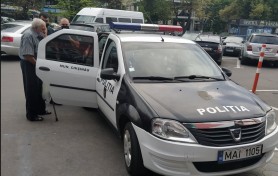 Un bătrân din Chișinău arestat de poliție pentru o bucată de cârnaț ascunsă în buzunar